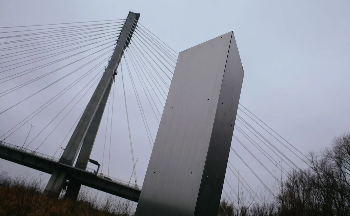Tajemniczy monolit w Warszawie. Przypomina ten, który odkryto w Utah. ZDJĘCIA