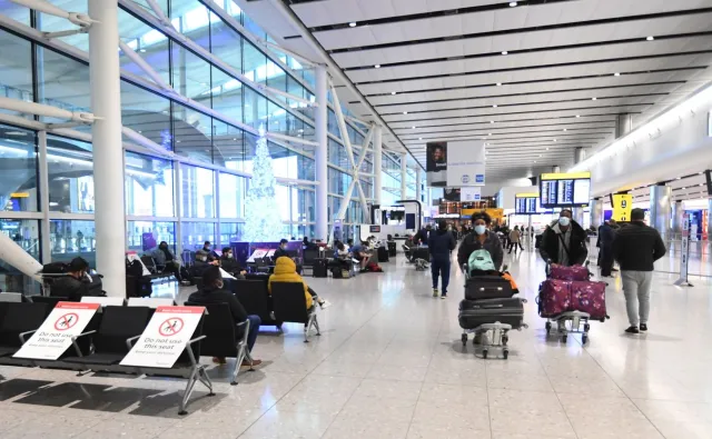 Chaos na londyńskim lotnisku. Setki osób chcą zdążyć przed zakazem lotów