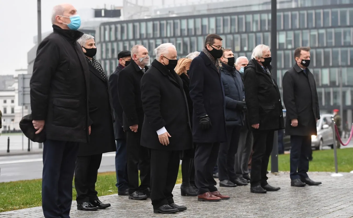 Politycy PiS oddali hołd zmarłym w katastrofie smoleńskiej [WIDEO]