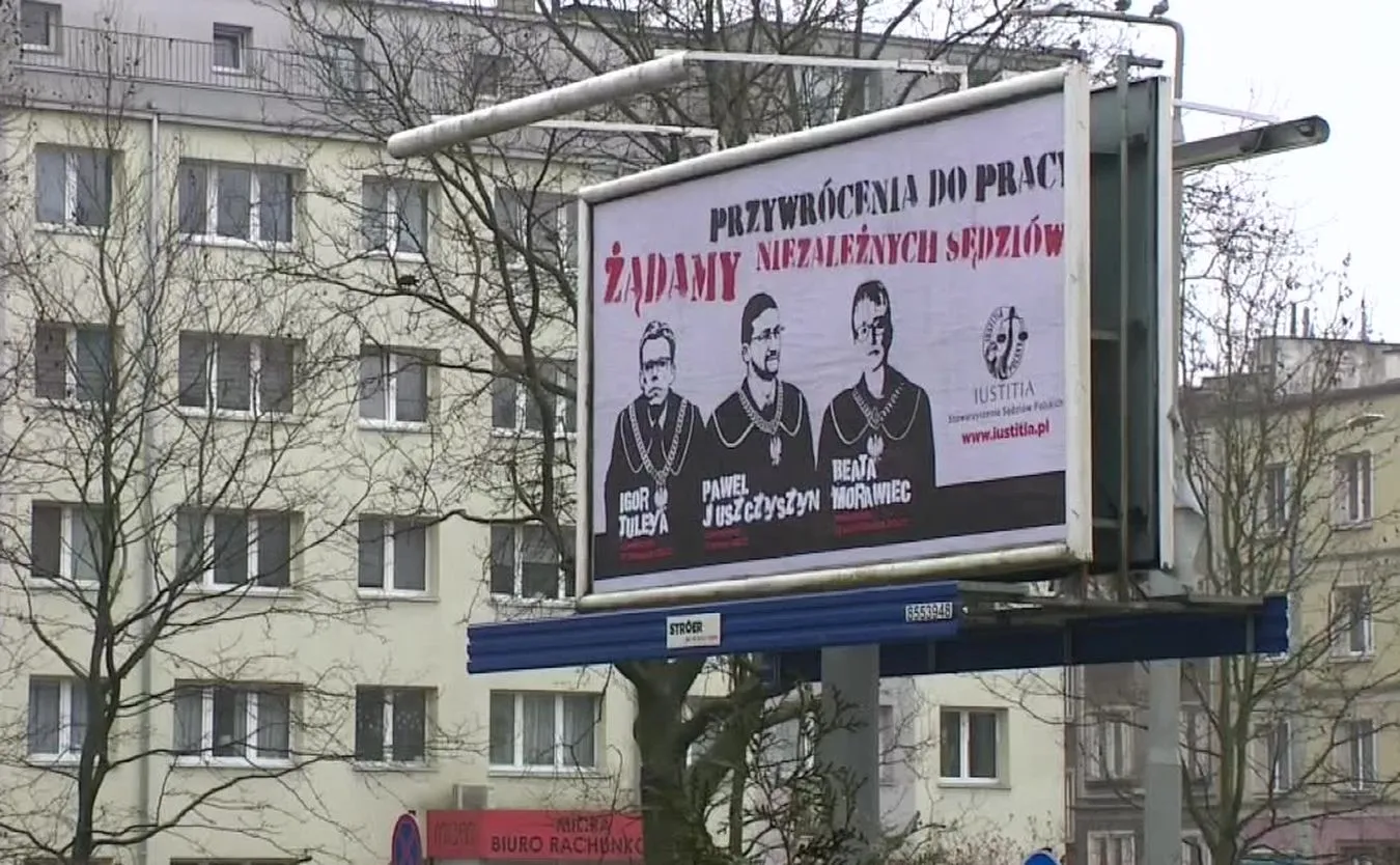 Sędziowie protestują w obronie zawieszonych kolegów.