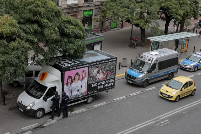 "Nie ma zgody" na ciężarówki z hasłami antyaborcyjnymi. Decyzja radnych Warszawy