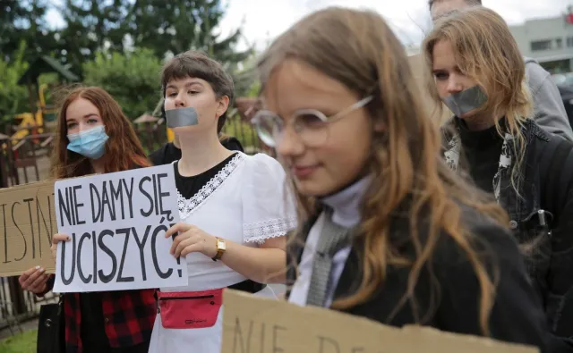 Niemy protest uczniów podczas wizyty Czarnka. "Trzeba ustalić, dlaczego nie są w szkole"