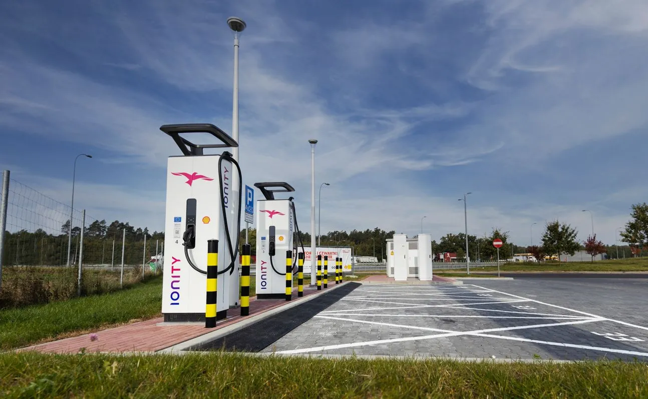 ionity-juz-dziala-na-stacji-shell-przy-autostradzie-a1-37266454.jpg