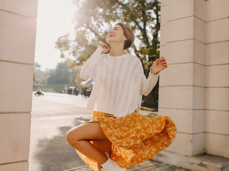 Sukienka i sweter - idealne połączenie na jesień. Radość. 