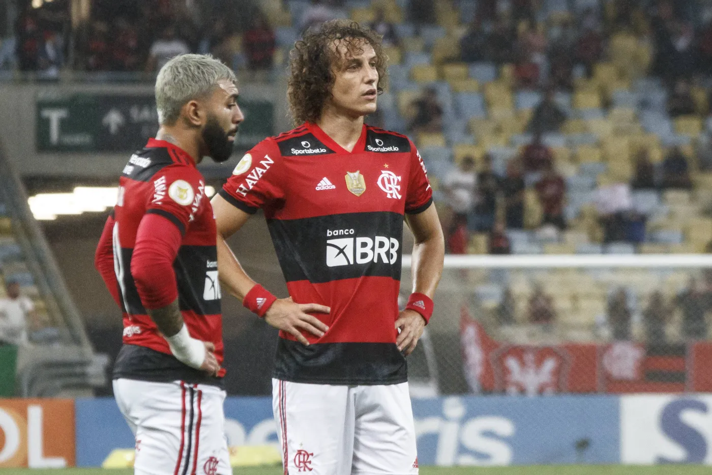 Piłkarze CR Flamengo Gabriel Barbosa (L) i David Luiz (P)