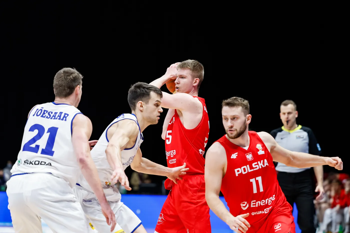 Michał Kolenda (2P, z piłką) podczas meczu Estonia - Polska