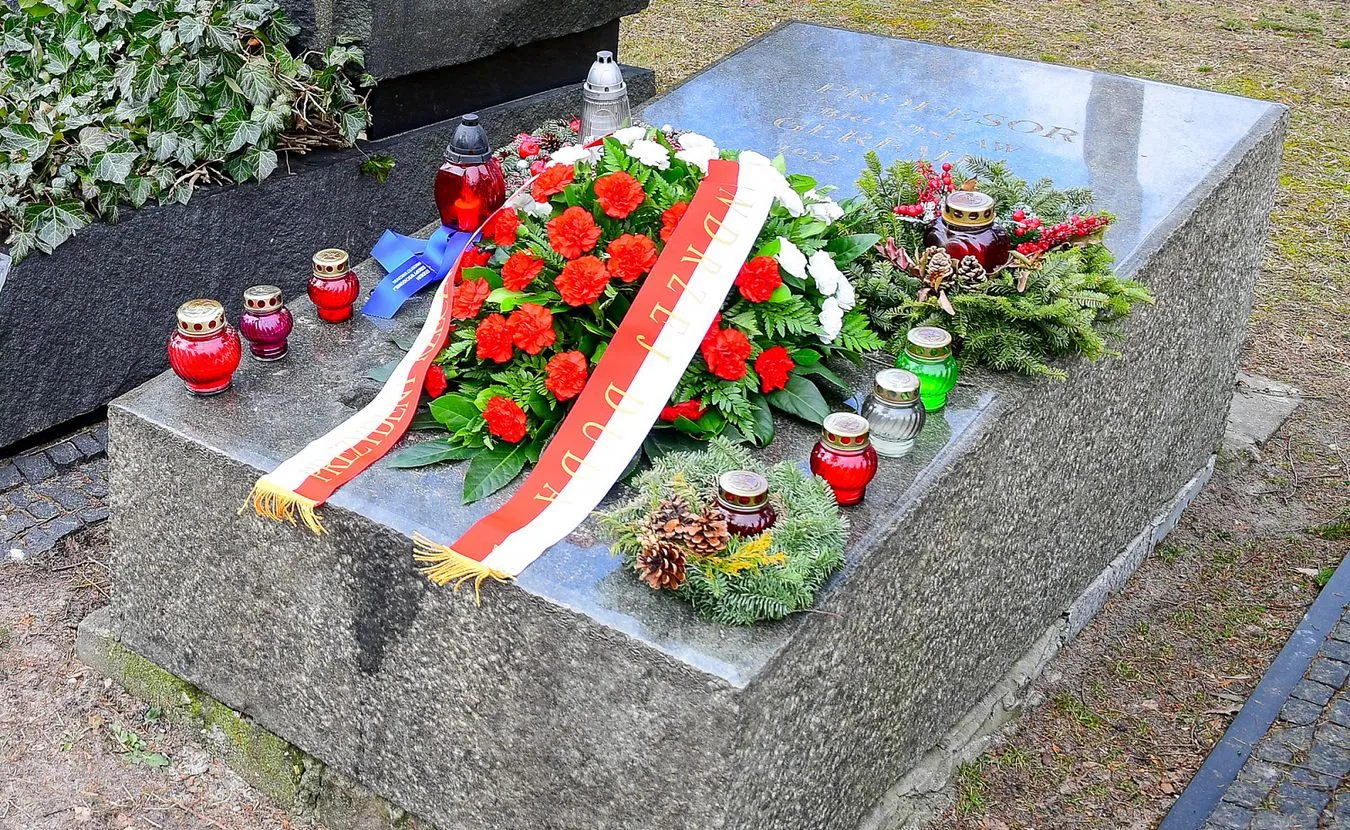 wieniec-od-prezydenta-dudy-na-grobie-bronislawa-geremka-37392740.jpg