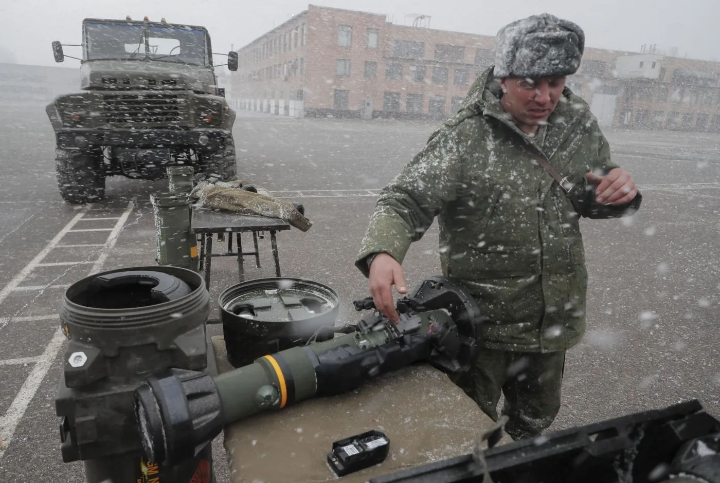 US and UK supply military weapons to Ukraine