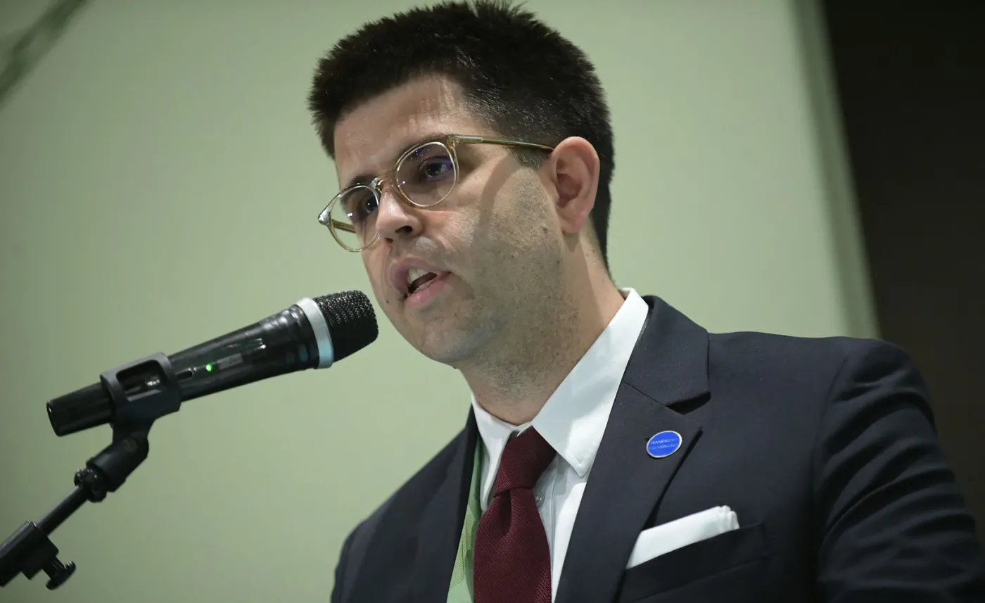 "Pracoholizm lekarzy jest reakcją na patologiczny system, w którym pracujemy" [WYWIAD]