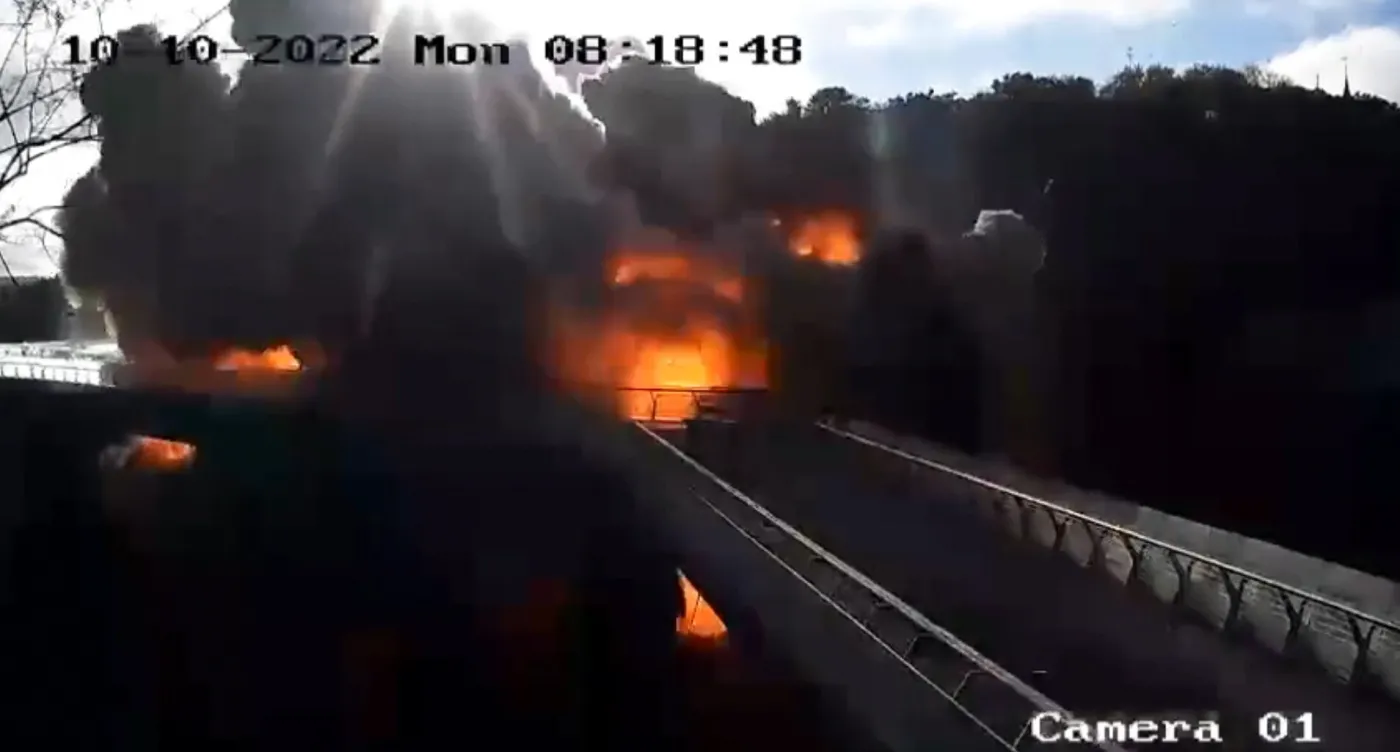 Moment rosyjskiego ataku rakietowego w centrum Kijowa