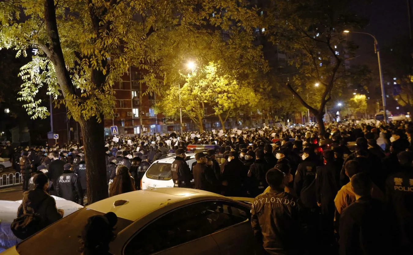 Gorąco w Chinach. Masowe protesty, starcia z policją przeciwko polityce "zero covid"
