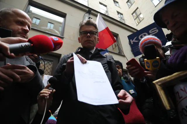Sędzia Igor Tuleya stawił się do pracy w warszawskim sądzie. "Im bardziej władza zaciska pięść..."