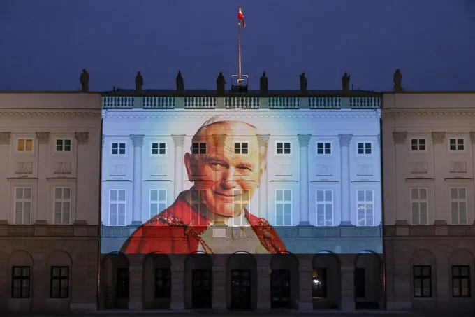 Na fasadzie Pałacu Prezydenckiego wyświetlono zdjęcie Jana Pawła II