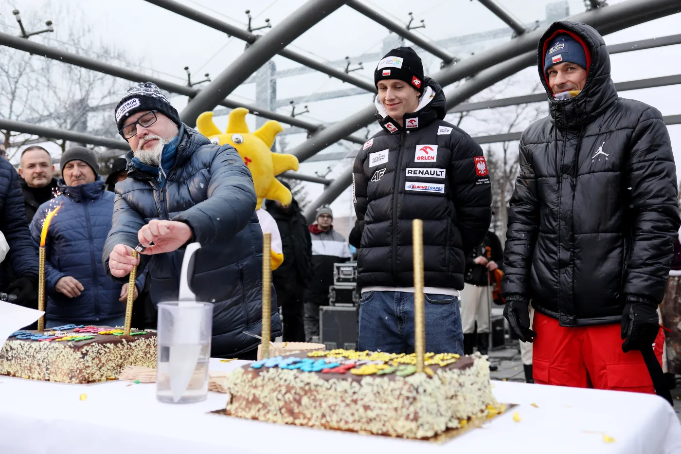 Mistrz świata w skokach narciarskich Piotr Żyła (P) podczas uroczystego powitania na ustrońskim Rynku