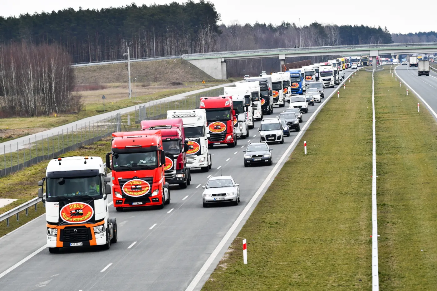 Kolumna protestujących kierowców pojazdów ciężarowych na trasie A2 w okolicach miejscowości Olesin