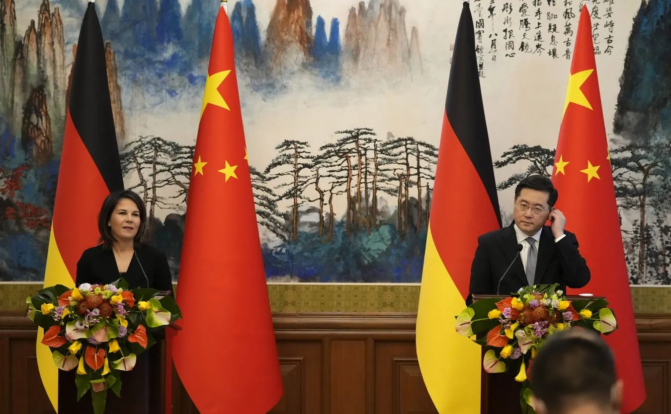 Annalena Baerbock i Chin Qin Gang