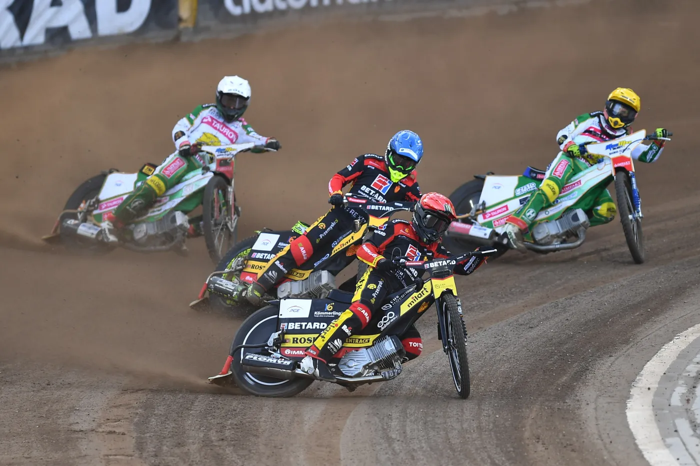 Łaguta zaliczył defekt na otwarcie. Ostatni wyścig kibice oglądali na stojąco