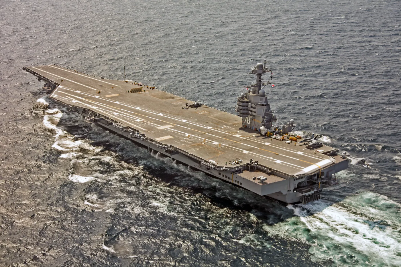 Lotniskowiec USS Gerald Ford. Zdjęcie autorstwa U.S. Navy (Erik Hildebrandt). Domena publiczna. https://commons.wikimedia.org/w/index.php?curid=61455714 marynarka wojenna