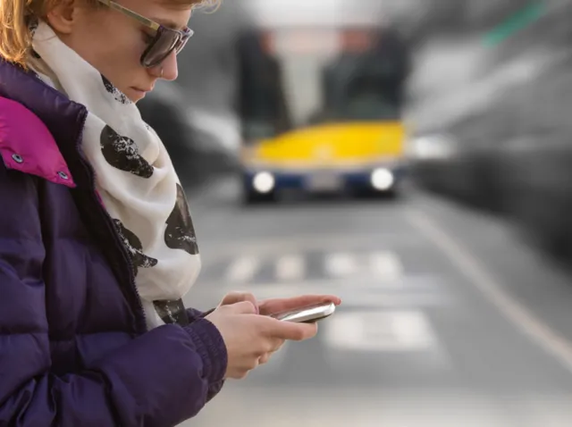Mandat - i co z tego? Polacy nic sobie nie robią z zakazu używania smartfonów na przejściach...