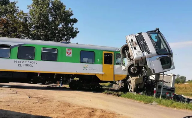 Pod Płońskiem szynobus zderzył się z ciężarówką. Wszczęto dochodzenie