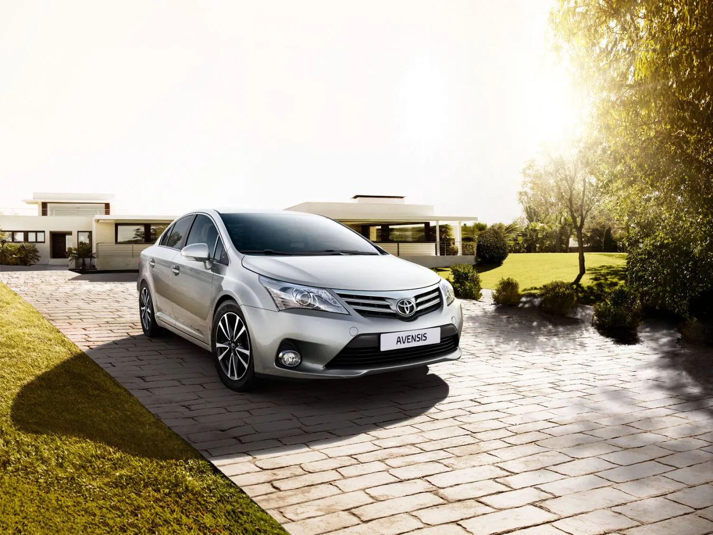 1191287-toyota-avensis-2012-exterior-tme-001-full-tcm306-1099887.jpg