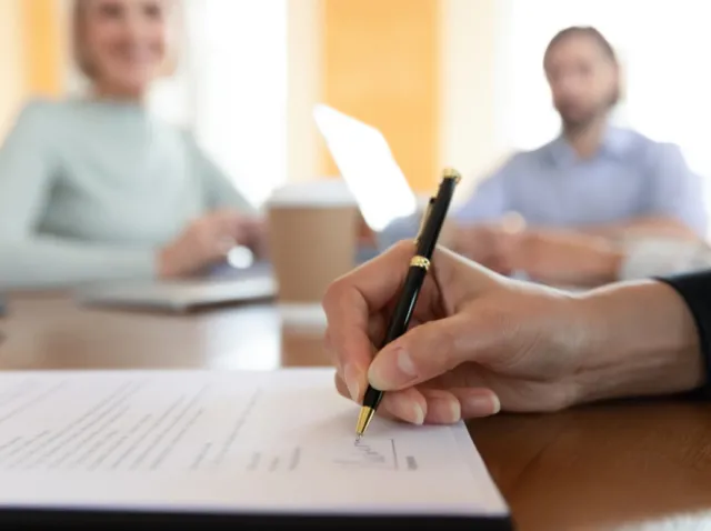 Te "sztuczki" pracodawców mogą się skończyć karą 30 tys. zł. Masz taką umowę?