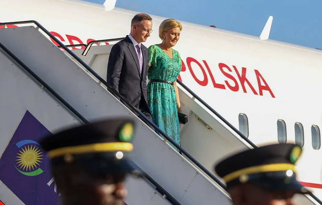 Agata Duda w zielonej stylizacji. Do Afryki wzięła oryginalne ubrania [FOTO]