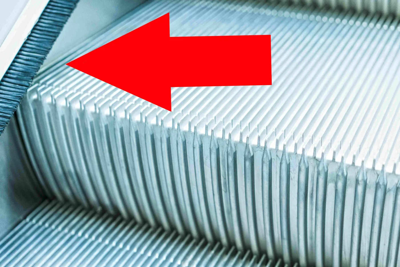 Do czego służą szczotki przy ruchomych schodach? Na pewno nie do czyszczenia butów...