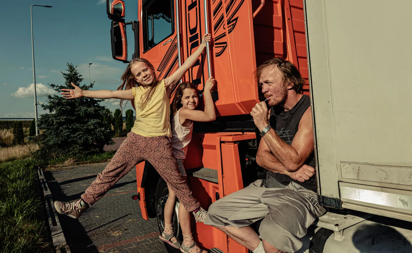Kierowca TIR-a zmuszony do podróży z córką i jej ukraińską koleżanką. "Tata" już w streamingu
