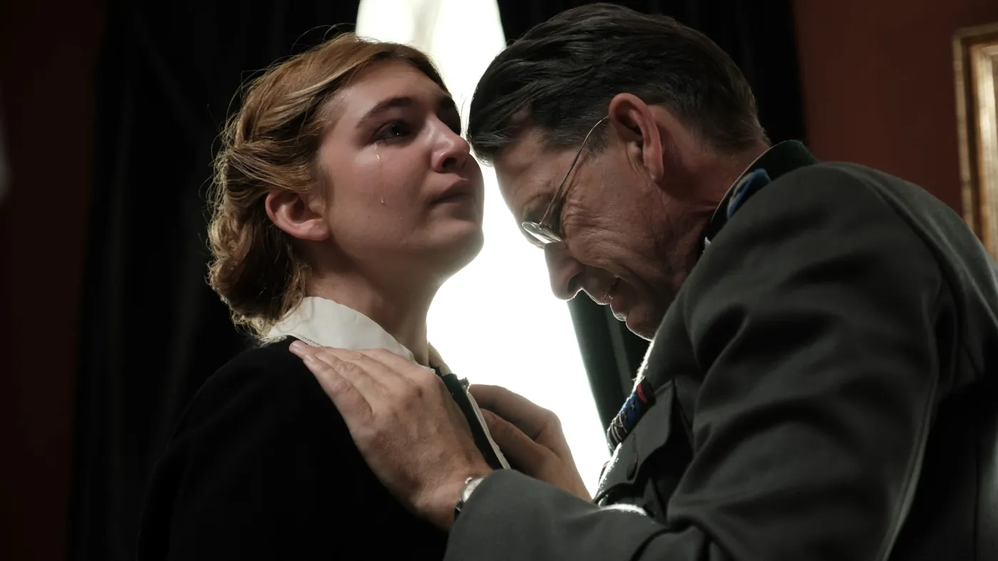 Sophie Nelisse i Dougray Scott w filmie "Przysięga Ireny"