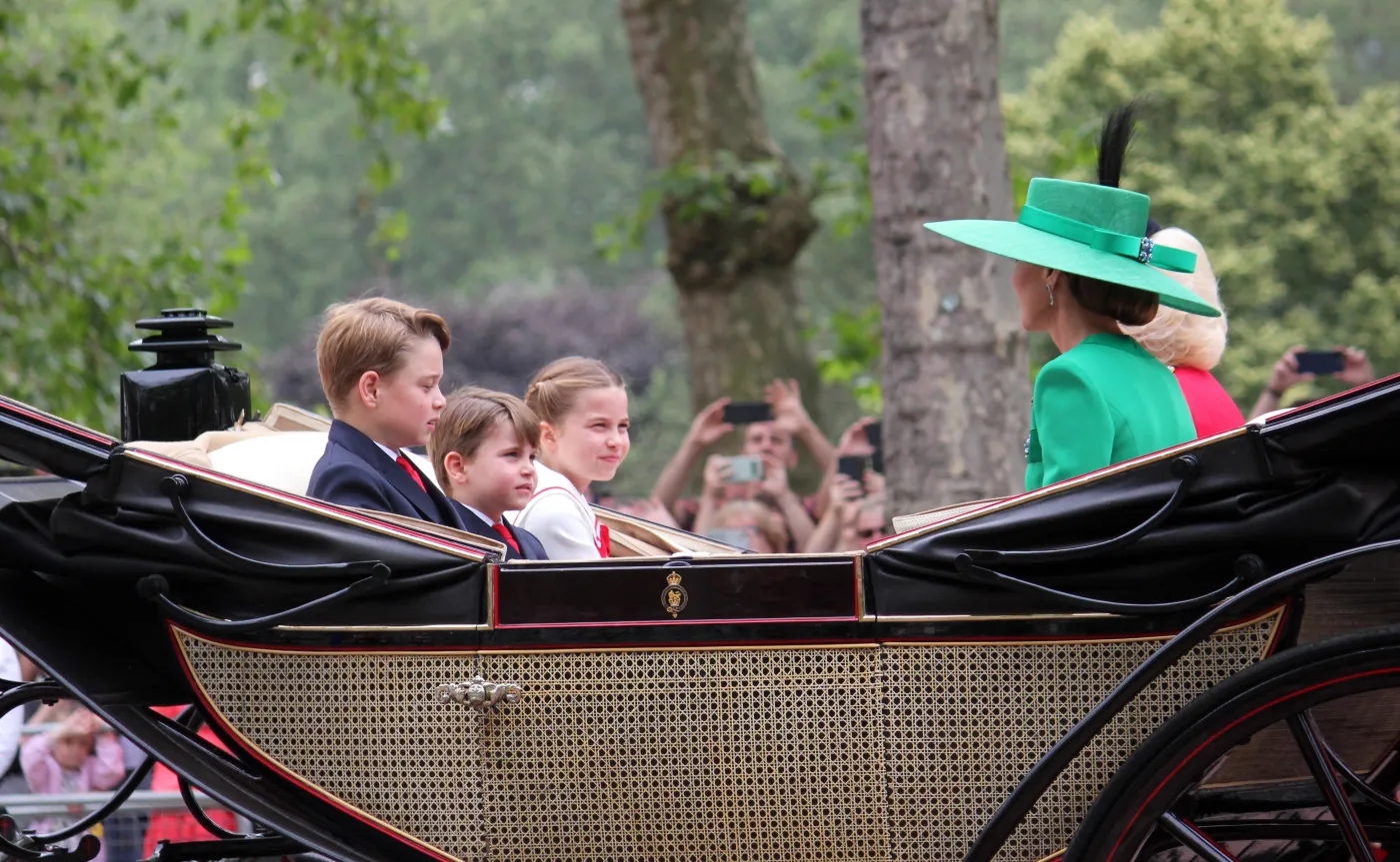 Dzieci księżnej Kate pod "specjalną opieką". Kto powiedział im o chorobie mamy?