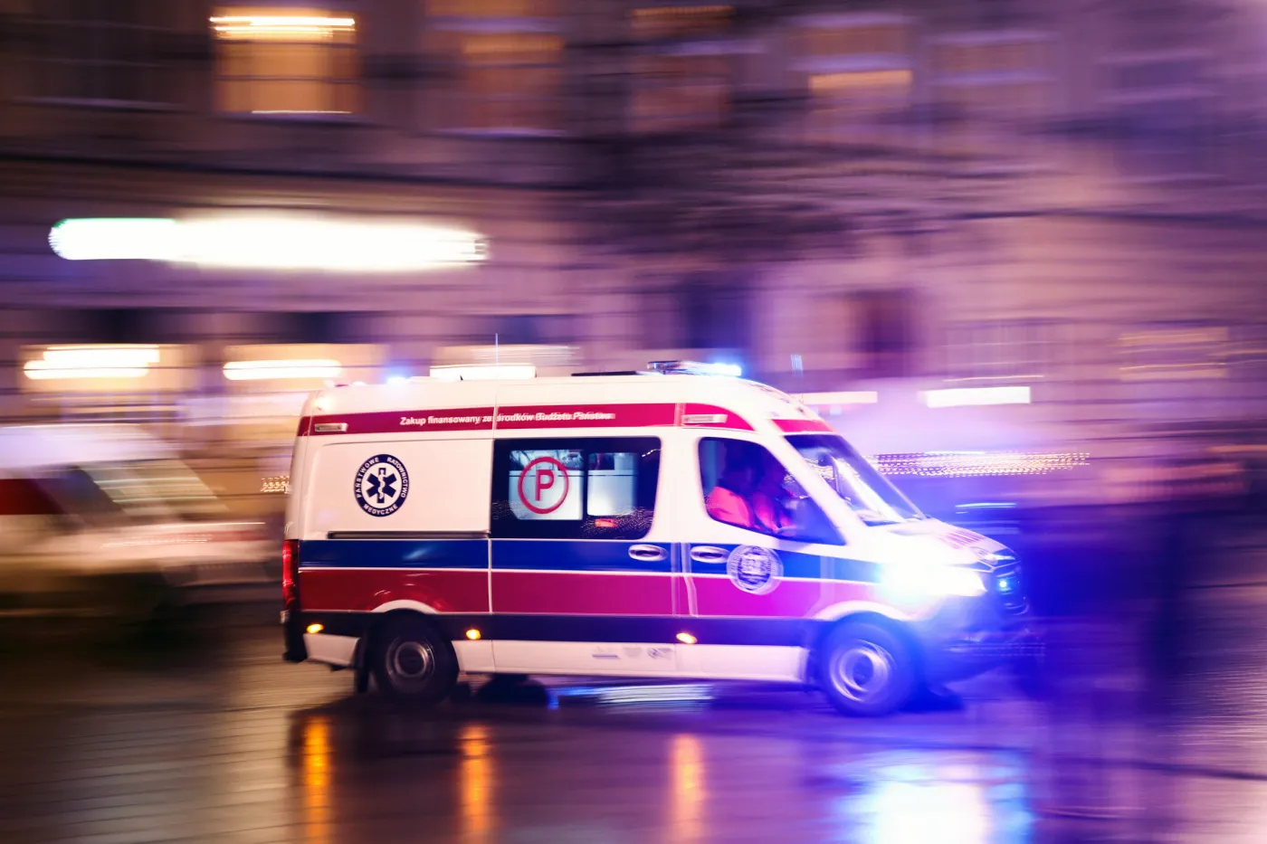 Trzylatka trafiła do szpitala z urazami głowy. Partner matki usłyszał zarzuty