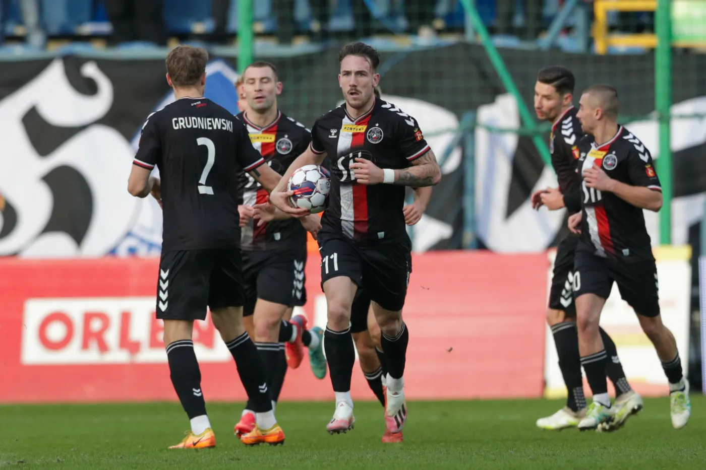 Skandal po meczu z Warszawie. Kibice wdarli się do szatni piłkarzy [WIDEO]