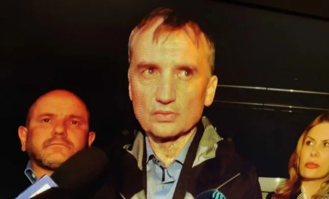 Zbigniew Ziobro podczas konferencji zorganizowanej przed domem, w którym ABW dokonywało przeszukania