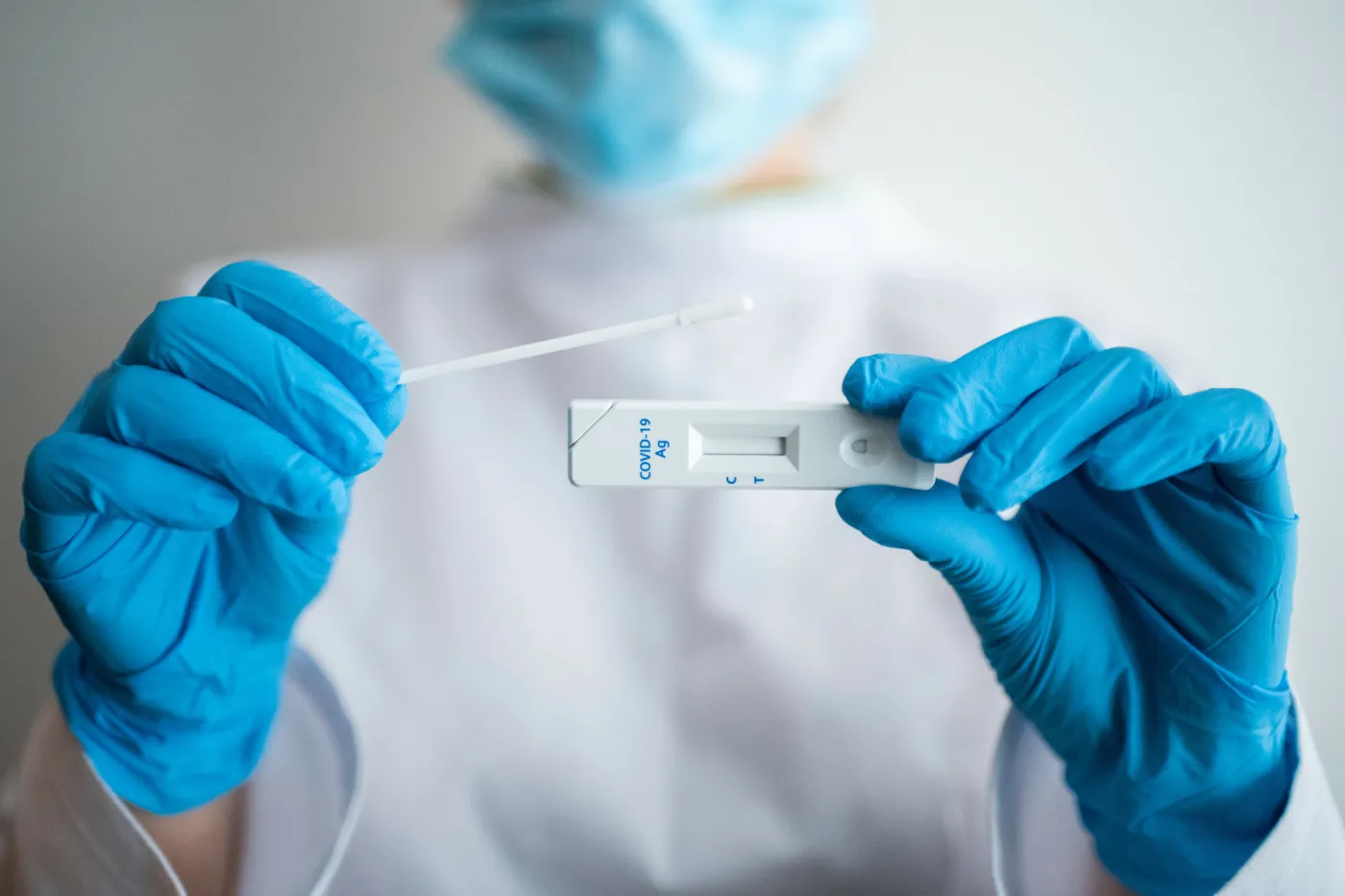 Wzrasta liczba zakażonych COVID-19. W lipcu apteki sprzedały prawie 187 tys. testów