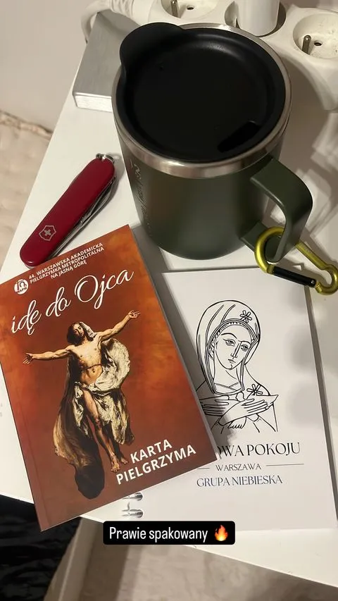 rafal-mroczek-pokazal-co-zabral-ze-soba-na-pielgrzymke-38260497.jpg