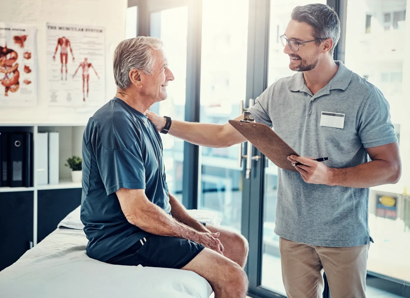 Fizjoterapia Sanatorium senior Physiotherapy,,Clipboard,And,Mature,Man,Consulting,Chiropractor,At,Clinic,For