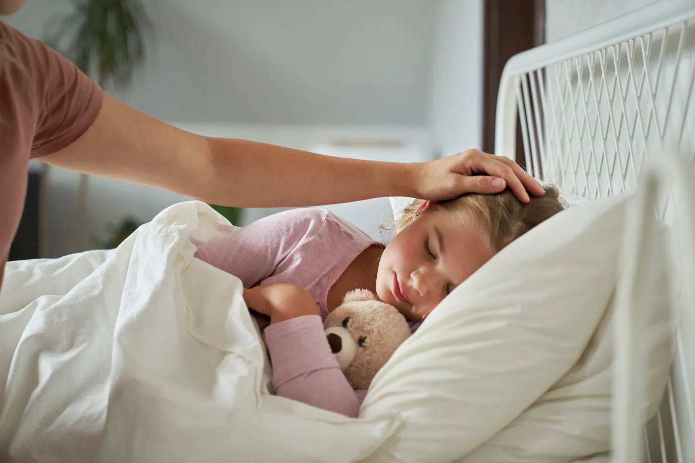 Dziecko opieka nad dzieckiem 2 dni opieki 2024 2025 Mother,Taking,Care,Of,Her,Ill,Sleeping,Daughter,At,Home