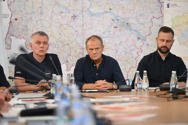 Tusk zapowiada wojnę z szabrownikami. "Każdy taki przypadek będzie ścigany bezwzględnie"