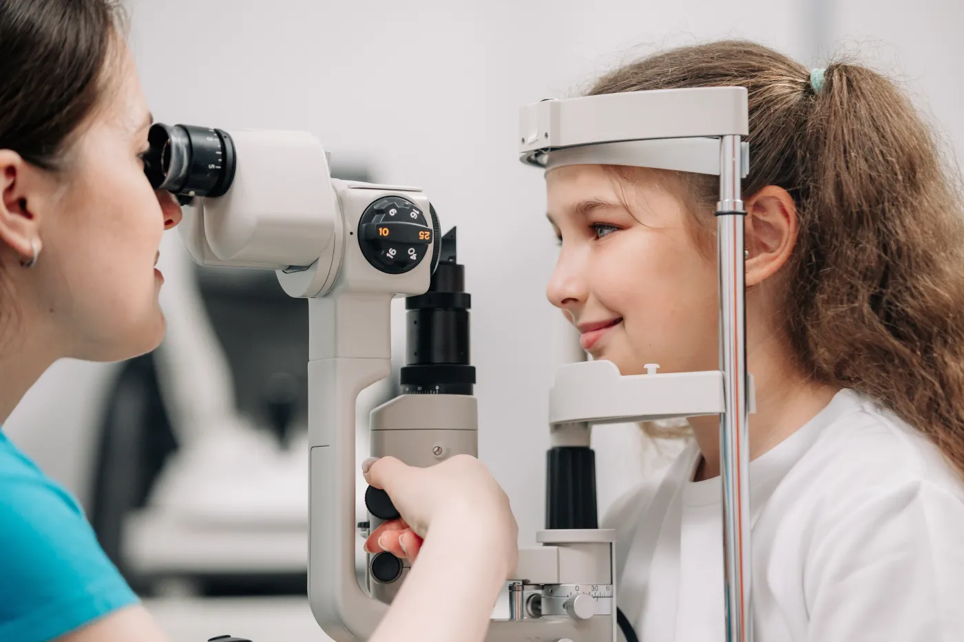 Lekarz wzrok badanie wzroku krótkowzroczność An,Ophthalmologist,Does,An,Eye,Examination,,Working,In,A,Modern