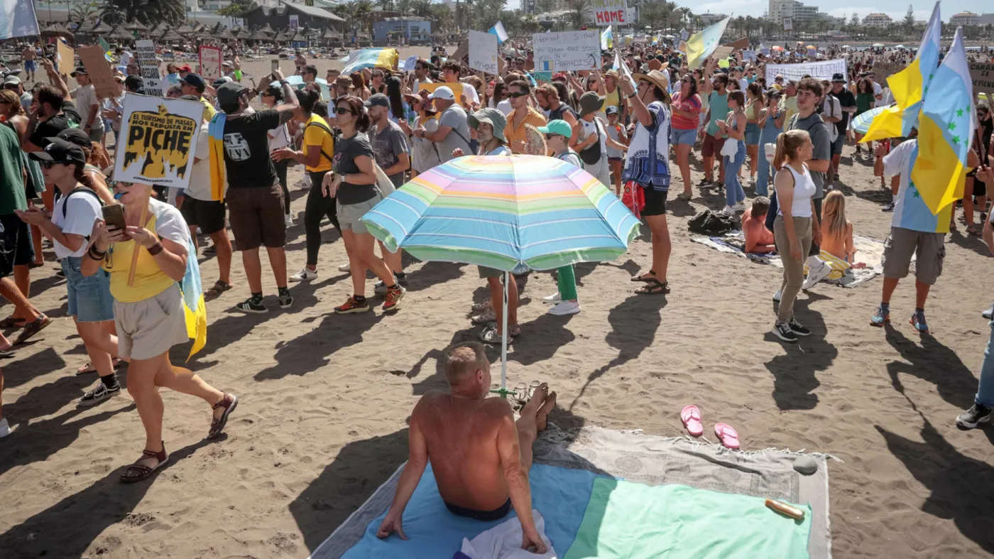 Protestujący przejęli plażę na Teneryfie. Mają dość jednego