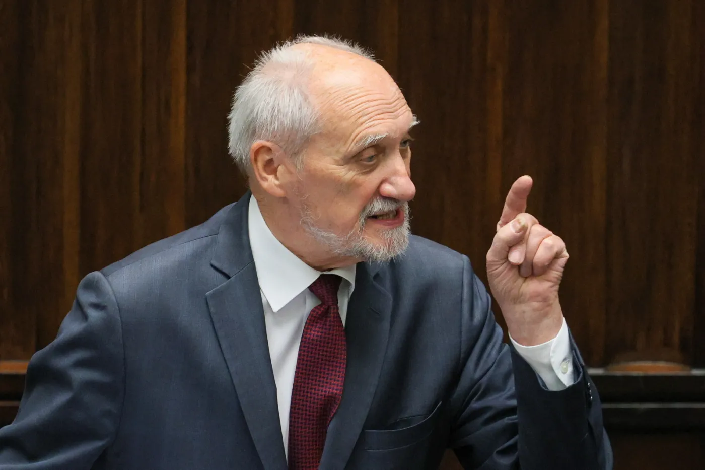 Awantura w Sejmie. "Freudowska pomyłka" Macierewicza. Poseł PiS nie chciał zejść z mównicy