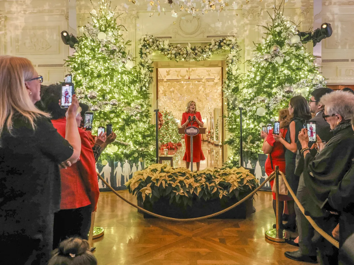 Biały Dom w USA oszałamia dekoracjami na Boże Narodzenie. To już ostatni rok Bidenów