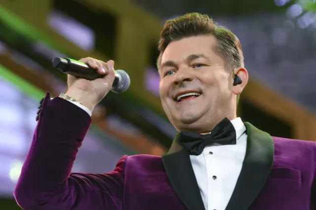 Zenek Martyniuk pokazał zdjęcie ze ślubu. Fanka porównała go do znanego aktora [FOTO]