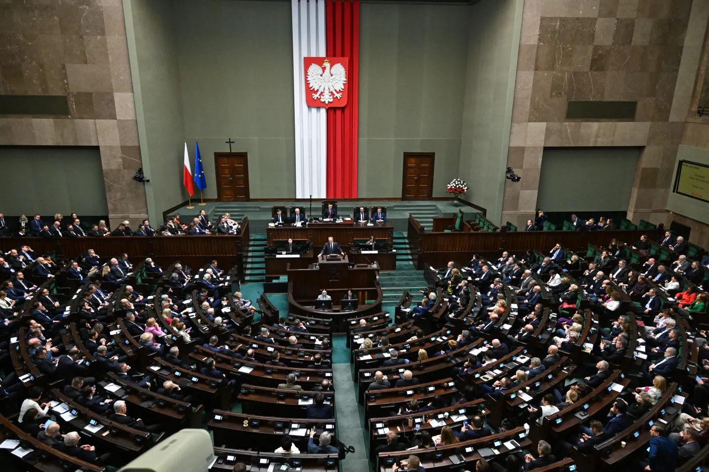 Nowy sondaż partyjny. Sensacyjny wynik Konfederacji, fatalne wieści dla PiS
