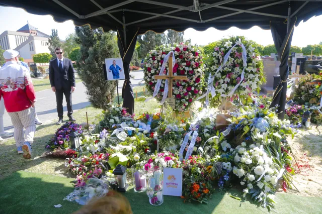 Szczególny gest na pogrzebie Tomasza Jakubiaka. To włożono do jego grobu