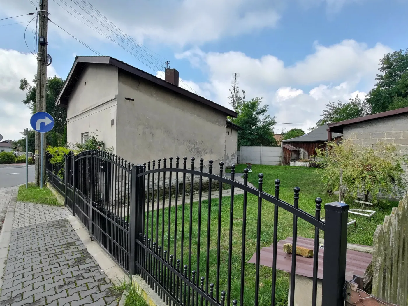 W tym domu ukrywał się potrójny morderca Jacek Jaworek 