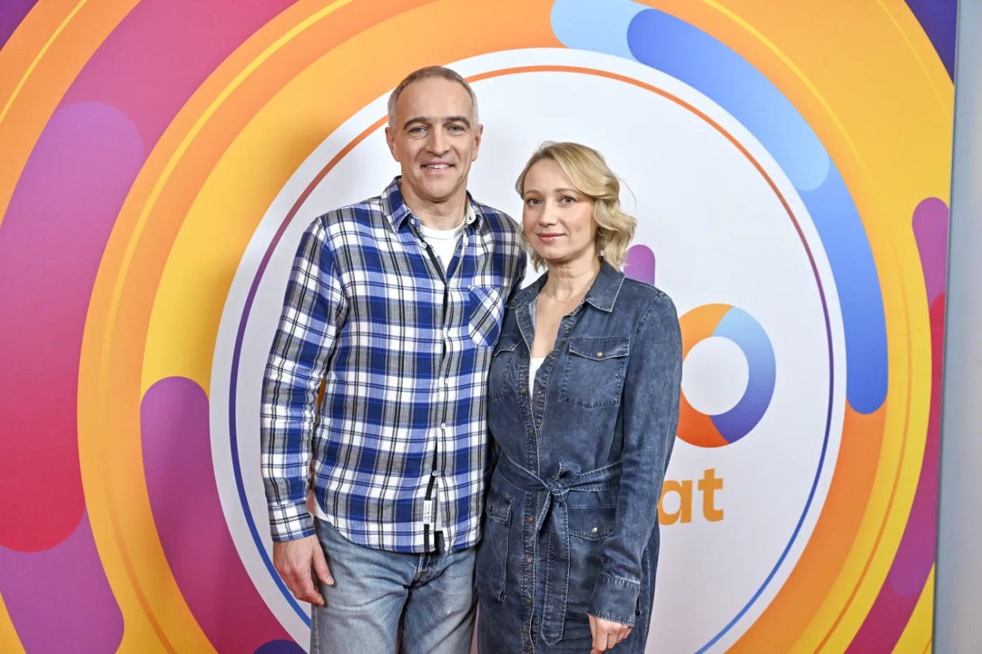 Znany aktor przyłapany na randce z kobietą? To nie jego żona. Tłumaczy się