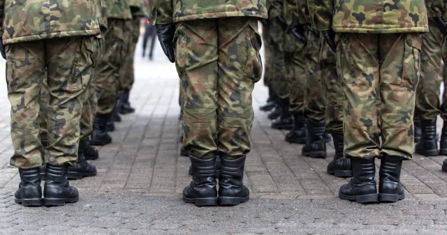 Afera w wojsku. Żołnierz z zarzutami za zbieranie podpisów na Trzaskowskiego