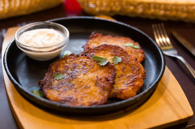 Idealne, puszyste i chrupkie placki ziemniaczane. To dodaje do nich Robert Makłowicz